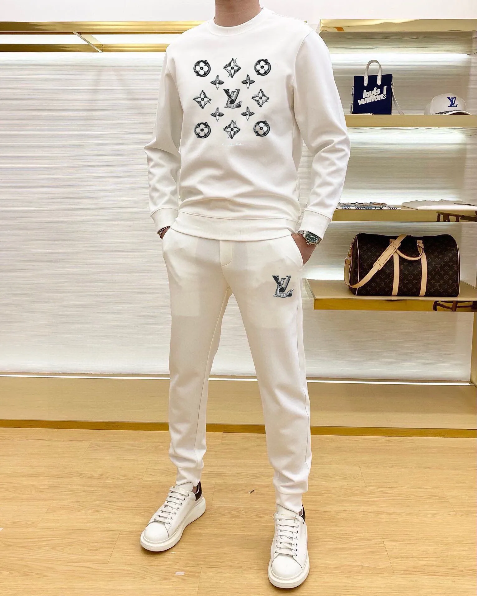 🅿️380 [LV Louis Vuitton] (Fat Man Gospel) hot-selling suit is coming. Focus on the original version of the official website. 2025 new hot-selling sweatshirt suit. The original order is hard to buy🇭🇰. It is the meticulous work of top designers for a fitting and perfect upper body effect. All-natural high-quality Roman cotton 100%, close-fitting comfort, noble and elegant! Original hardware embodies elegance and nobility! Counter size: M-5XL (maximum wear up to 220 pounds)